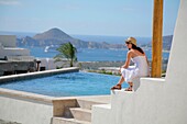 Frau entspannt auf Terrasse, Cabo San Lucas, Mexiko