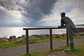 Person genießt Küstenblick, Port William, Dumfries und Galloway, Schottland
