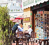 Kellner serviert Patron, Marbella, Málaga, Costa Del Sol, Spanien