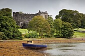 Boot am Ufer mit Schloss Dunstaffnage; Dunbeg, Argyll und Butte, Schottland