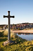 Kreuz auf einem Hügel mit Blick auf die Stadt; Alnmouth, Northumberland, England