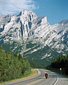 Motorradfahren in den Bergen; Kananaskis, Alberta, Kanada