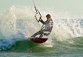 Mann beim Kitesurfen; Costa De La Luz, Andalusien, Spanien