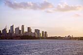Sydney, Australien; Blick auf das Opernhaus und Hochhäuser vom Wasser aus