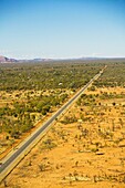 Straße durch das Outback in Alice Springs, Northern Territories, Australien