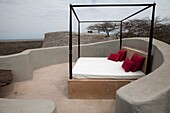 Ein Bett in der Ol Donyo Wuas Lodge, Kenia, Afrika