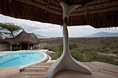 Pool und Skulptur in der Shompole Lodge, Kenia, Afrika
