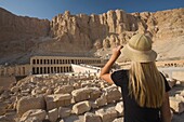 Touristin betrachtet den Tempel der Hatschepsut; Niltal, Ägypten, Afrika