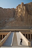Touristin betrachtet den Tempel der Hatschepsut; Niltal, Ägypten, Afrika
