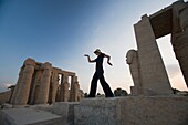Touristin geht wie eine Ägypterin im Ramesseum spazieren, Luxor, Niltal, Ägypten