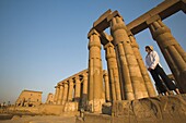 Touristin am Luxor-Tempel, Luxor, Niltal; Luxor, Niltal, Ägypten