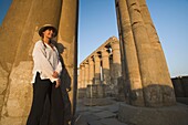 Touristin am Luxor-Tempel, Luxor, Niltal, Ägypten