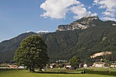 Dorf Maurach und Berge, Maurach, Tirol, Österreich