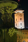 Samsons Brunnen und Turm bei Nacht; Cesky Krumlov, Tschechische Republik