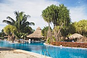 Poolseite eines Resorts mit Palmen in Costa Rica