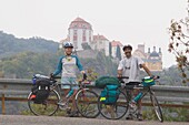 Ehepaar beim Radfahren mit Vranov Chateau im Hintergrund