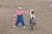 Rodeo-Clown und Cowboy, Calgary Stampede Rodeo, Calgary, Alberta, Kanada