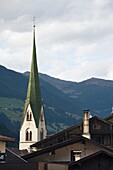 Kirchenturm und Berghang, Zell am Zeller, Tirol, Österreich