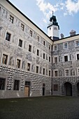 Innenhof von Schloss Ambrass, Innsbruck, Tirol, Österreich