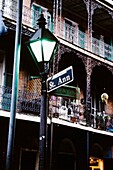 Straßenlampe im historischen French Quarter, New Orleans, Louisiana, USA