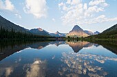 Zwei Medizin-See, Glacier National Park, Montana, USA