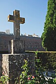 Kreuz auf dem Friedhof unter der Kirche und der Burg, Olvera, Cádiz, Spanien
