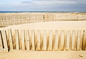Holzzäune am Strand, Cádiz, Spanien