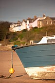 Alnmouth, Northumberland, England; Ein Boot am Ufer mit Häusern im Hintergrund