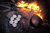 Brot und Kängurufleisch auf einem Lagerfeuer, Nahaufnahme