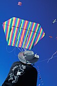 Mann fliegt Drachen in Kite Festival