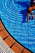 Frau schwimmt in einem kreisförmigen Pool