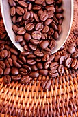 Kaffeebohnen auf Korb, Nahaufnahme