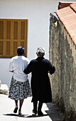 Einheimische Frauen gehen die Straße in Omodos entlang
