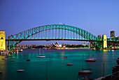 Sydney Harbour Bridge in der Abenddämmerung mit Opernhaus dahinter
