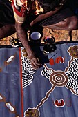 Mitglied des Walpari-Stammes malt auf Tuch, Nahaufnahme