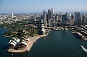 Luftaufnahme des Hafens von Sydney mit dem Opernhaus von Sydney
