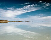 Spiegelung in der Uyuni-Salzwüste