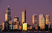 Skyline von Perth in der Abenddämmerung