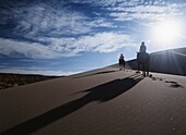 Reiter in Silhouette auf Sanddünen