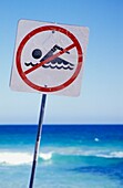 Schild "Schwimmen verboten" am Strand von Trigg Island