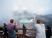 Zwei Männer am Vulkan Poas