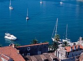 Blick hinunter auf den Hafen von Split