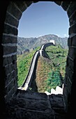Blick durch ein gewölbtes Fenster an der Großen Mauer von China