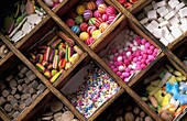 Süßigkeiten in Regalen auf dem Hexenmarkt, Nahaufnahme
