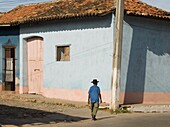 Mann geht an bunt gestrichenen Häusern vorbei