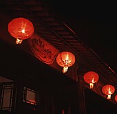 Laternen im Haoyuan Hotel, einem traditionellen chinesischen Haus im Innenhof