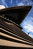 Touristin auf den Stufen des Opernhauses von Sydney, Tiefblick
