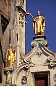 Vergoldete Statuen auf der Brücke über die Blinde Ezelstraat