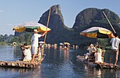 Touristen beim Rafting auf dem Yalong-Fluss