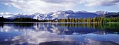 Rockies spiegeln sich im Lake Beauvert